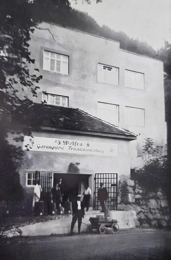 Historisches Foto des ersten Firmengebäudes der Wolfra in Wolfratshausen